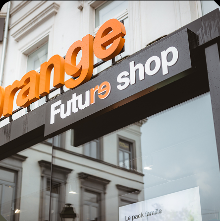 Gevel van een Orange Future Shop-winkel in Brussel Gevel van een Orange Future Shop-winkel in Brussel